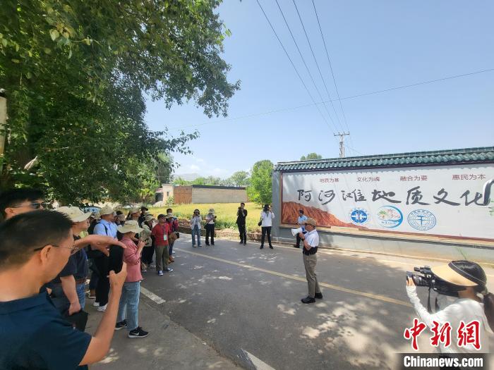 圖為中國(guó)地質(zhì)大學(xué)(北京)教授張緒教介紹村落情況?！『衍?攝