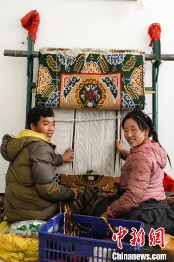 圖為1月15日，在日喀則市謝瑪氆氌農(nóng)村合作社，拉孜村一對夫婦在編織卡墊(資料圖)?！≮w朗 攝