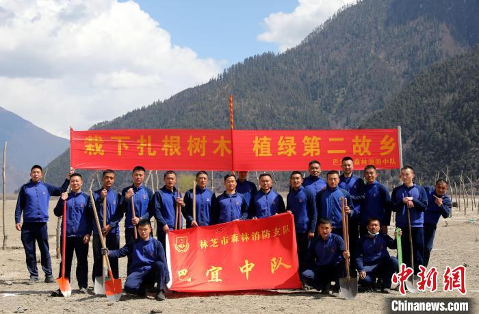 林芝市巴宜區(qū)森林消防中隊志愿服務(wù)隊合影留念。　西繞拉翁 攝