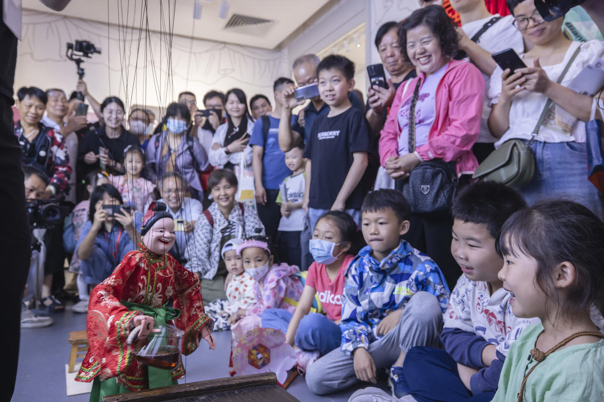 5月1日，廣州市白鵝潭大灣區(qū)藝術(shù)中心非物質(zhì)文化遺產(chǎn)館內(nèi)，精彩的梅縣提線木偶戲表演吸引了眾多游客駐足觀賞。 來(lái)源：人民圖片網(wǎng)