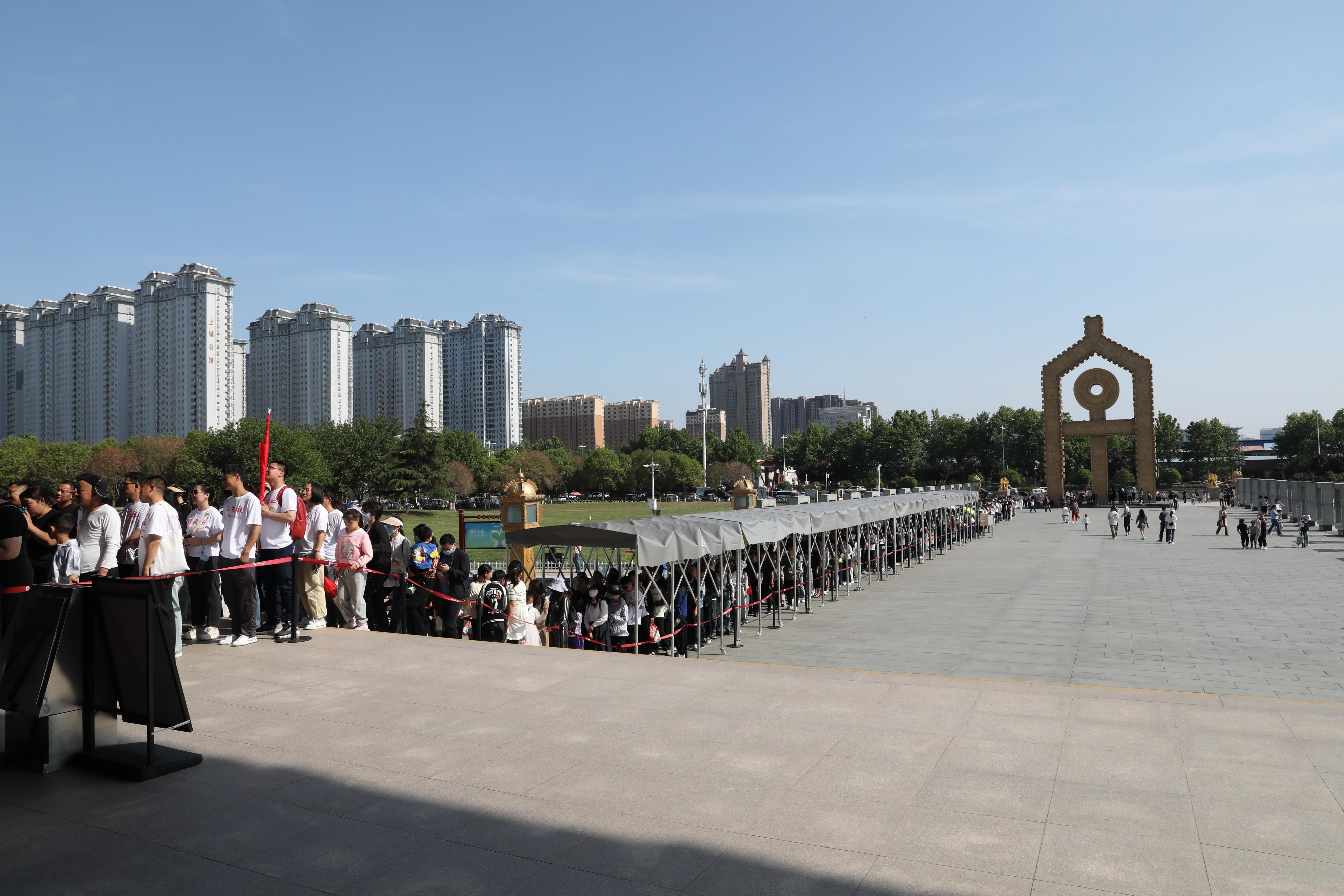 “五一”期間，中國(guó)文字博物館外游客有序排隊(duì)。中國(guó)文字博物館供圖