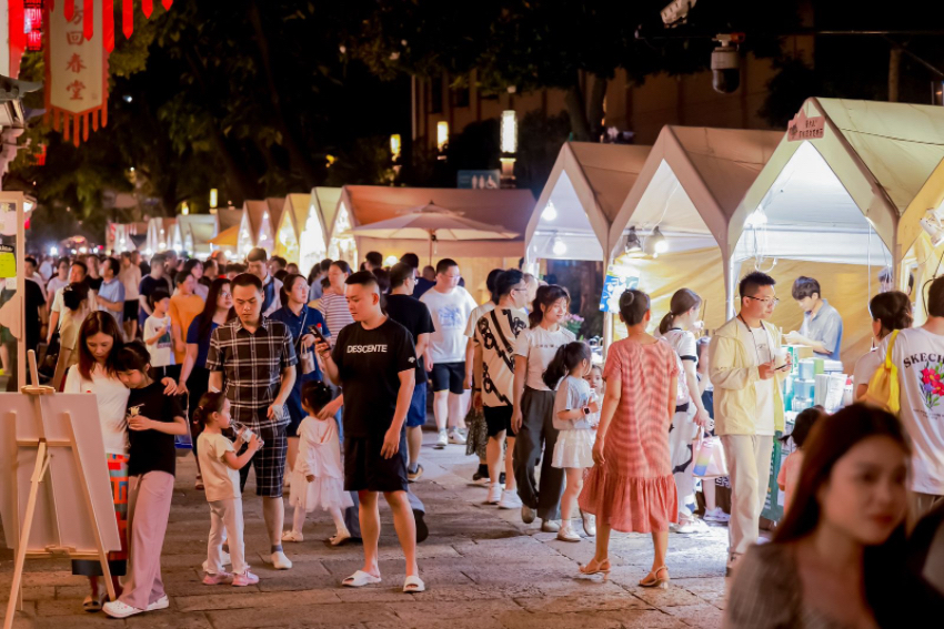 本屆中國(guó)大運(yùn)河廟會(huì)吸引不少市民游客前來(lái)參觀游玩。拱墅區(qū)委宣傳部供圖