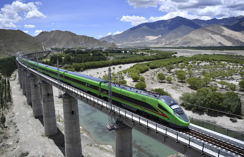 2022年6月22日，復(fù)興號(hào)列車行駛在西藏山南境內(nèi)。