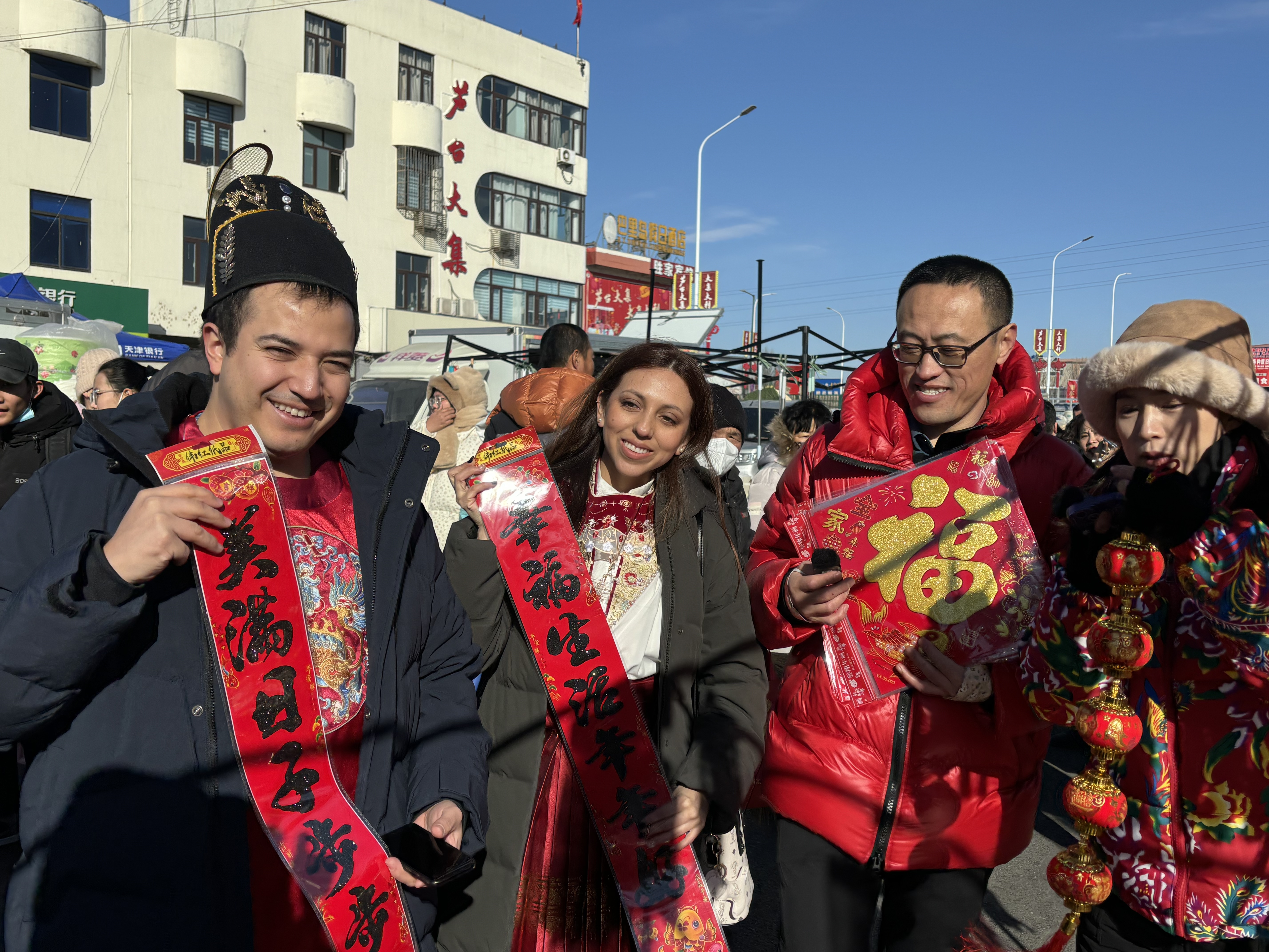 津彩過大年 | 國際青年趕鄉(xiāng)村大集 這個(gè)非遺春節(jié)收獲多多