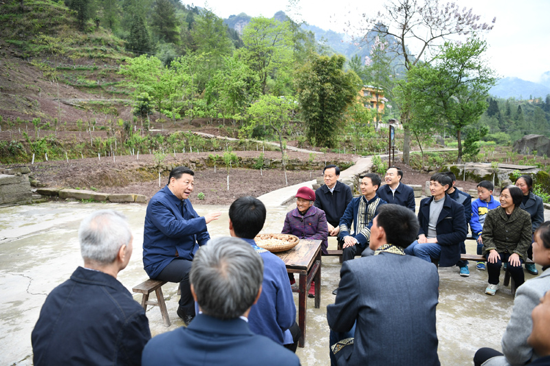 2019年4月15日至17日，中共中央總書記、國(guó)家主席、中央軍委主席習(xí)近平在重慶考察，并主持召開(kāi)解決“兩不愁三保障”突出問(wèn)題座談會(huì)。這是4月15日下午，習(xí)近平在石柱土家族自治縣中益鄉(xiāng)華溪村同村民代表、基層干部、扶貧干部、鄉(xiāng)村醫(yī)生等圍坐在一起，共話脫貧攻堅(jiān)。新華社記者 謝環(huán)馳 攝