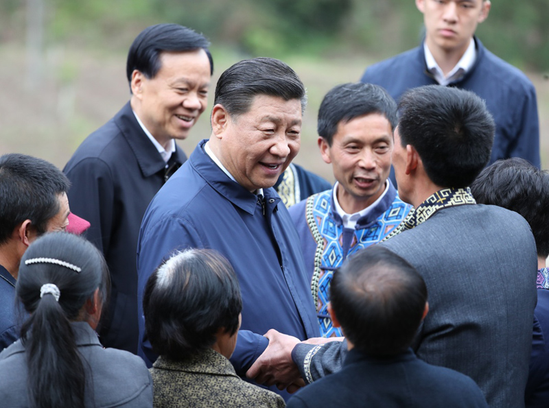 2019年4月15日至17日，中共中央總書記、國(guó)家主席、中央軍委主席習(xí)近平在重慶考察，并主持召開(kāi)解決“兩不愁三保障”突出問(wèn)題座談會(huì)。這是4月15日下午，習(xí)近平在石柱土家族自治縣中益鄉(xiāng)華溪村同村民親切交流。新華社記者 丁海濤 攝