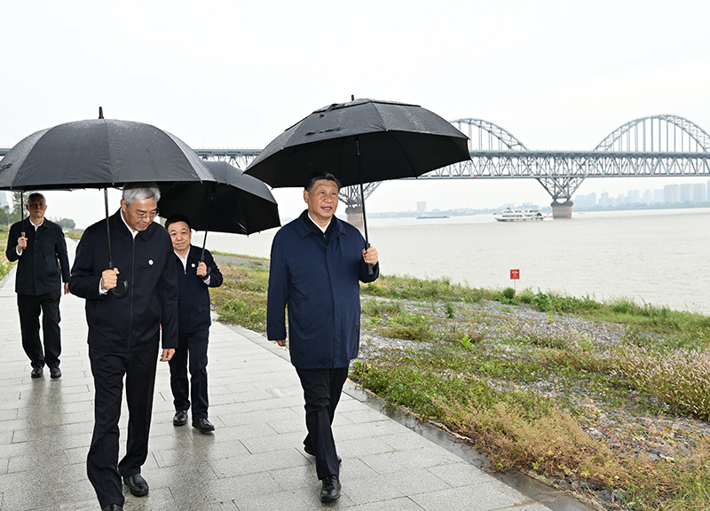 2023年10月10日至13日，中共中央總書記、國家主席、中央軍委主席習近平在江西考察。這是10日下午，習近平在長江國家文化公園九江城區(qū)段考察時，冒雨沿江堤步行察看沿岸風貌。新華社記者 謝環(huán)馳 攝