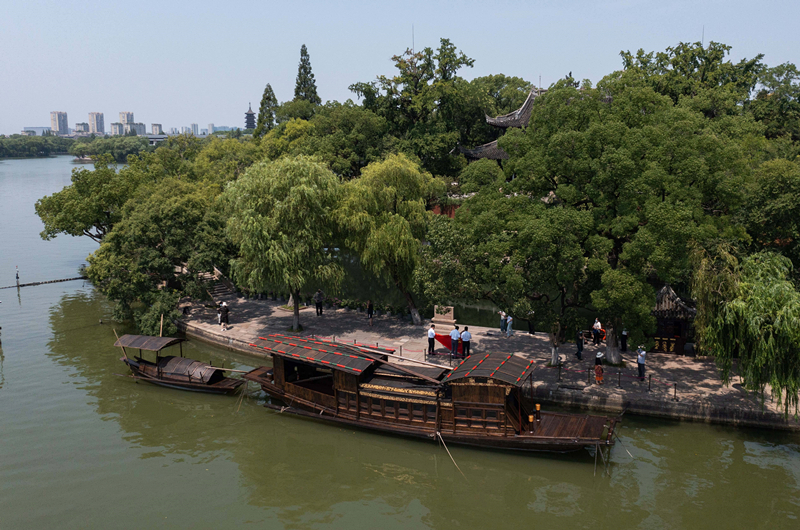 2022年7月27日，南湖紅船?？吭谡憬〖闻d市南湖旅游區(qū)的湖心島旁。