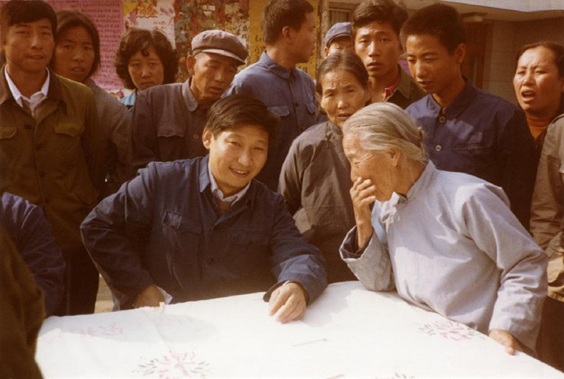 1983年，時任河北正定縣委書記的習近平（前排居中），臨時在大街上擺桌子聽取老百姓意見。