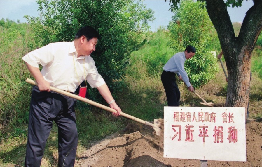 2001年10月，習(xí)近平在龍巖市長(zhǎng)汀縣調(diào)研水土流失治理工作，在河田世紀(jì)生態(tài)園為樹(shù)培土。圖源：《習(xí)近平在福建（下）》