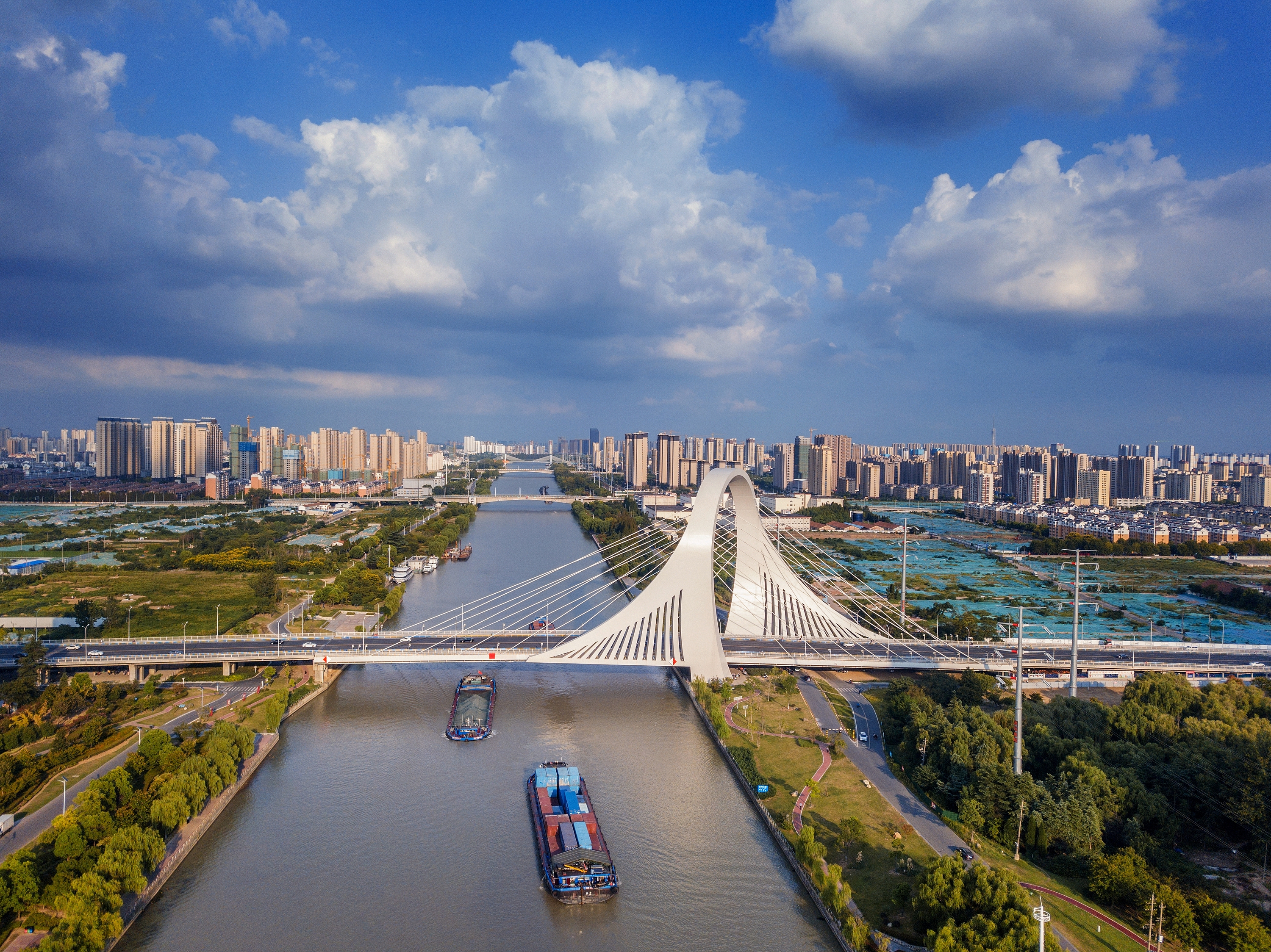 2022年9月12日，幾艘船舶行駛在江蘇淮安運河大橋附近。