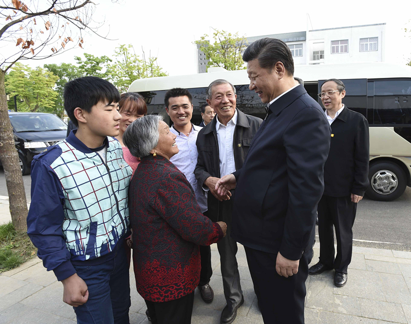 2016年4月25日，習(xí)近平在安徽省滁州市鳳陽(yáng)縣小崗村看望當(dāng)年大包干帶頭人嚴(yán)金昌（右三）一家。