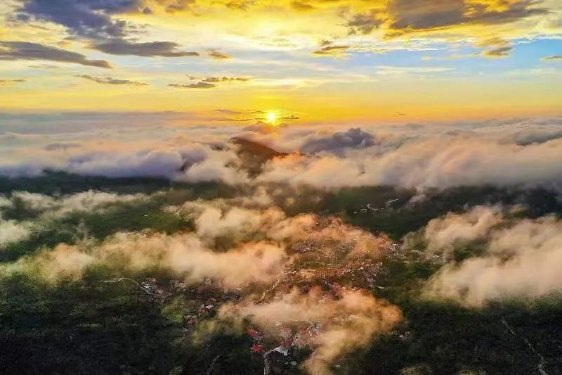 圖為云霧繚繞的軍營村，群山盡翠，紅瓦掩映。廈門市委宣傳部供圖