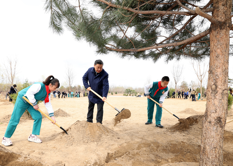 2022年3月，習(xí)近平總書記來到北京市大興區(qū)黃村鎮(zhèn)參加首都義務(wù)植樹活動，同大家一起植樹。新華社記者 黃敬文 攝