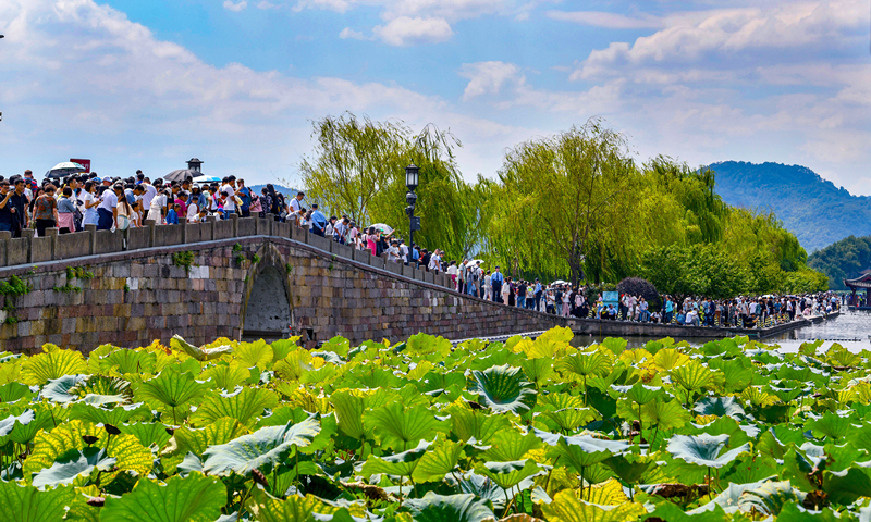 2024年10月4日，杭州西湖景區(qū)迎來國慶假期旅游高峰。