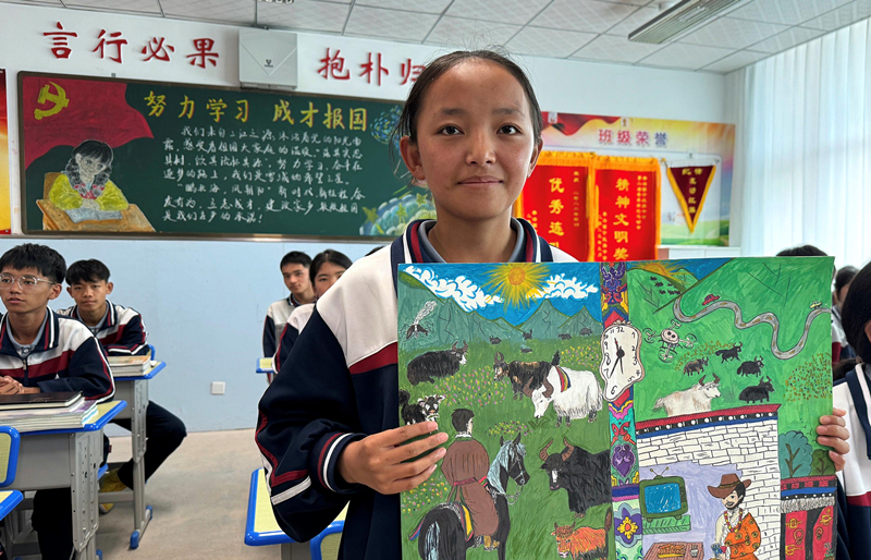 果洛西寧民族中學(xué)學(xué)生尼東拉毛在主題思政課上展示表現(xiàn)現(xiàn)代化家鄉(xiāng)的作品。