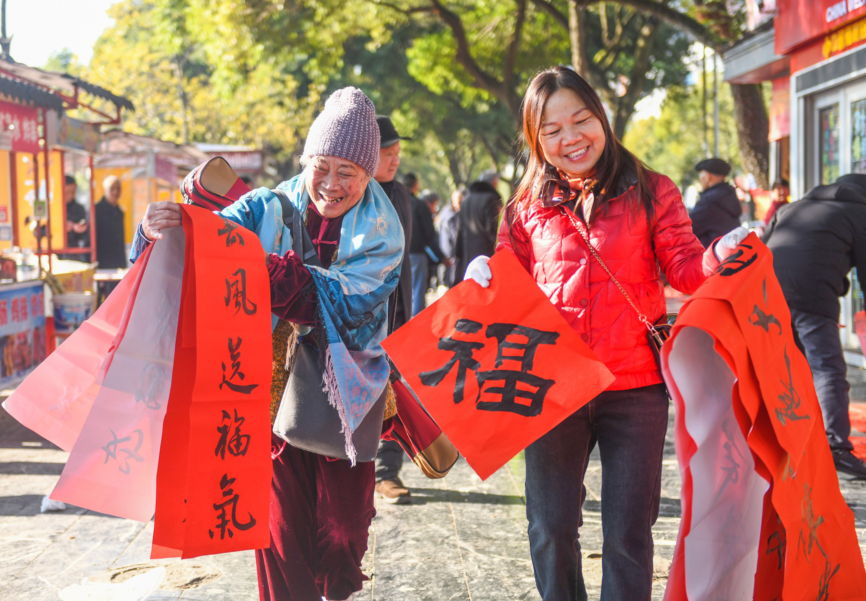 2025年1月13日，在湖南省永州市道縣西洲公園義工崗?fù)?，市民們領(lǐng)到了書法志愿者為大家書寫的春聯(lián)。