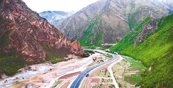 G4218林芝至拉薩高等級公路加色段在大山深處延伸。_jpg.jpg