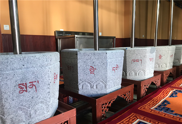 圖為藏醫(yī)院的藏藥加工地。.png