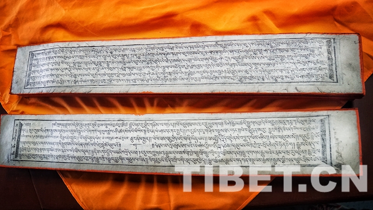 圖為復刻的藥王山版???四部醫(yī)典??? 攝影：楊悅笙.jpg