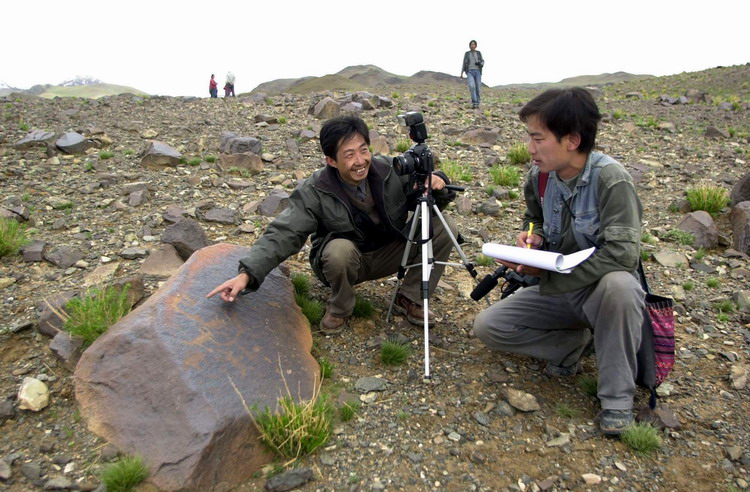 這是科考人員在考察加林山巖畫(huà)。（唐召明2001年攝）.jpg