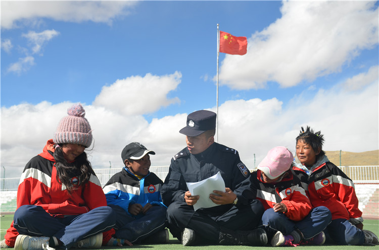 圖為帕羊邊境派出所民警在轄區(qū)學(xué)校宣講全會(huì)精神。李忠勤 攝_副本.jpg