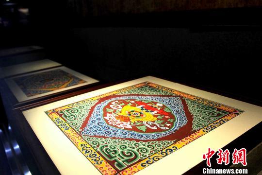 圖為藏式建筑傳統(tǒng)圖案?！?zhí)砀?攝