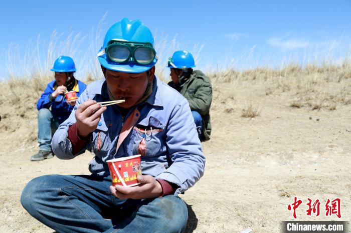 青海藏鄉(xiāng)脫貧致富見聞：“電通了，日子也富裕了”