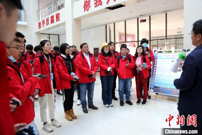 圖為中外媒體采訪三江源國(guó)家公園瀾滄江源園區(qū)生態(tài)保護(hù)成效?！?zhí)砀?攝