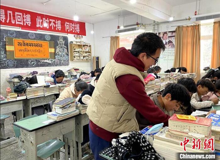 學(xué)生在免費(fèi)輔導(dǎo)班上課?！∧岈敵?攝