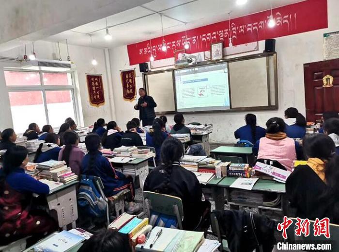 學(xué)生在免費(fèi)輔導(dǎo)班上課?！∧岈敵?攝