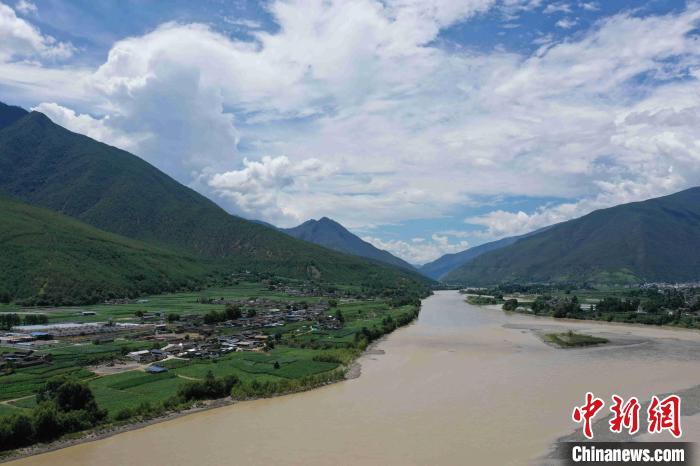 圖為航拍金江鎮(zhèn)，農(nóng)田里綠意盎然。　劉冉陽 攝