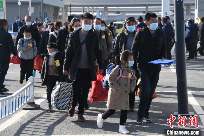 圖為搬遷民眾剛出火車站。　丁凱 攝