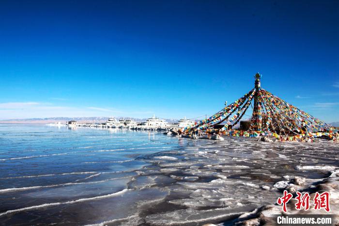 中國最大內(nèi)陸咸水湖青海湖歷時(shí)31天完全凍結(jié)