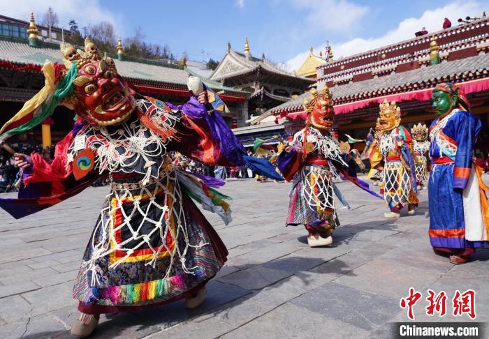 圖為塔爾寺僧侶進行“跳欠”儀式?！●R銘言 攝