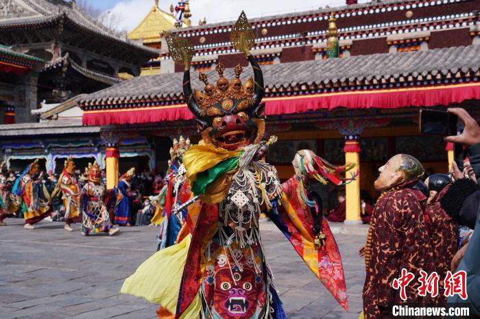 圖為塔爾寺僧侶進行“跳欠”儀式。　馬銘言 攝