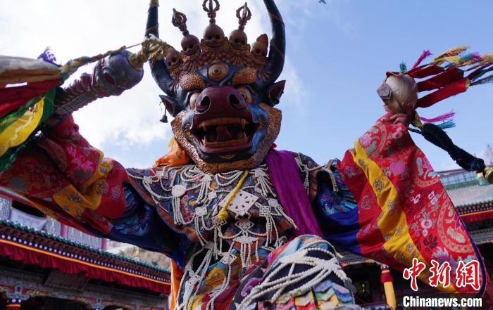 圖為塔爾寺僧侶進行“跳欠”儀式?！●R銘言 攝