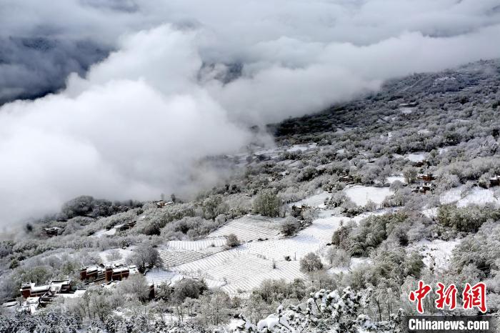 雪后的丹巴半山云霧繚繞?！±钣腊?攝