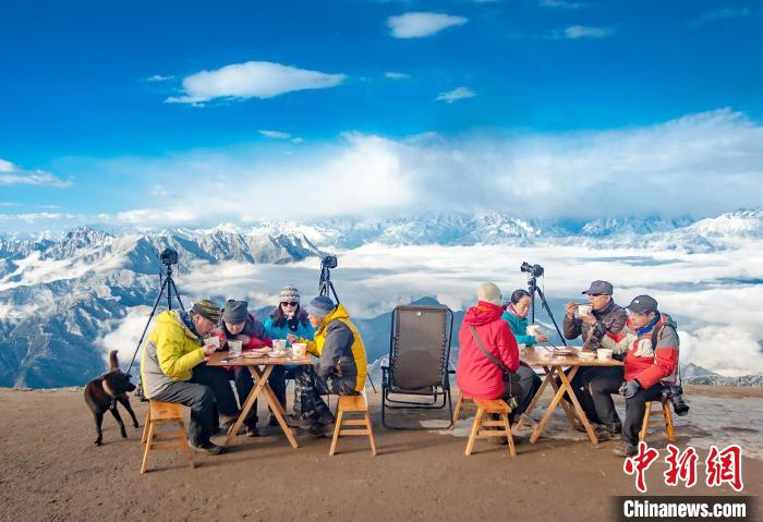 牛背山頂攝影家們的早餐?！d 攝