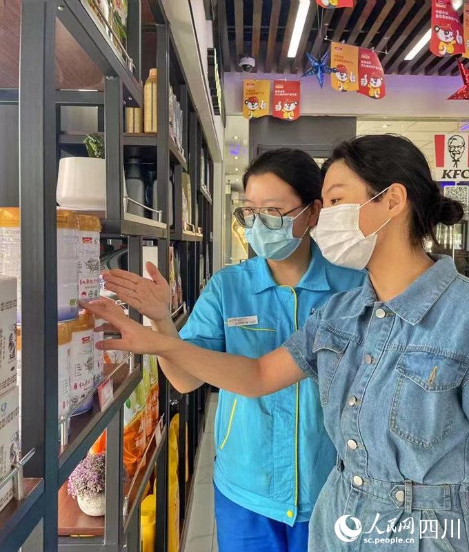 顧客可以在川內(nèi)中國(guó)石油加油站便利店內(nèi)選購(gòu)到品質(zhì)純正的紅原奶粉。張霞攝