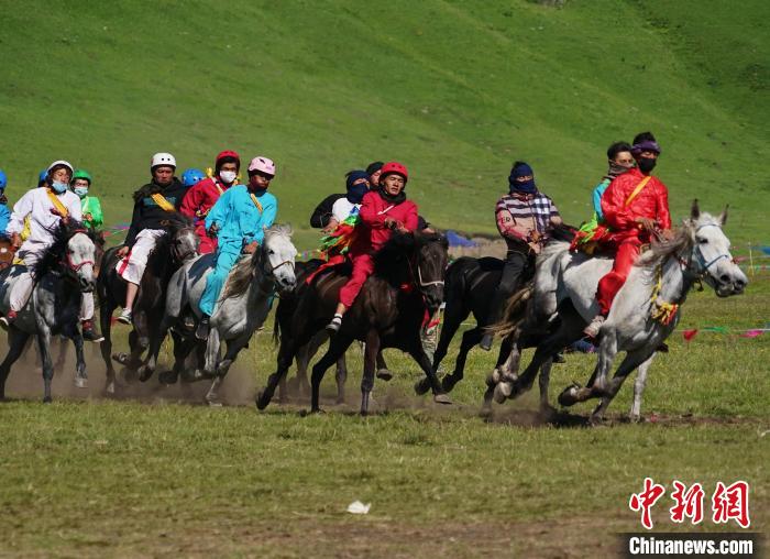 圖為選手進(jìn)行3000米賽馬比賽。　馬銘言 攝