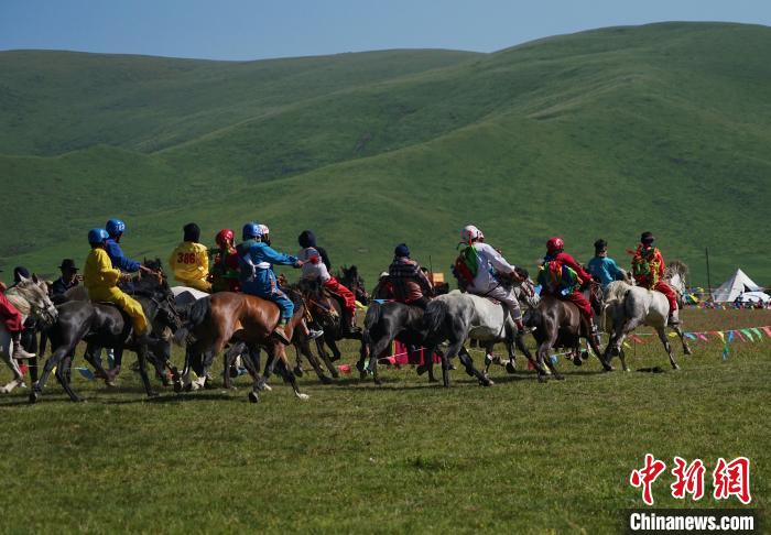 圖為選手進行3000米賽馬比賽?！●R銘言 攝