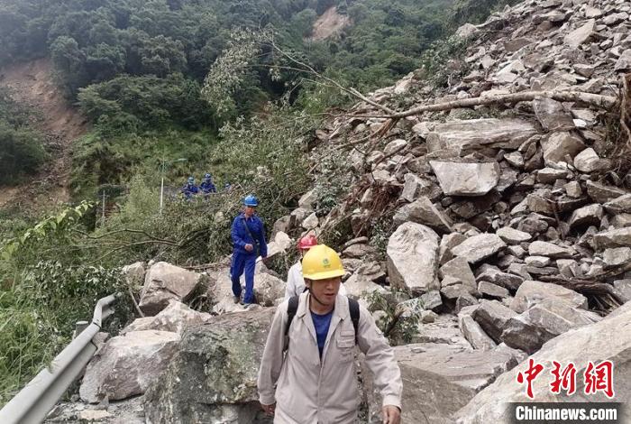電力搶險(xiǎn)人員徒步通過垮塌路段。　四川電力供圖