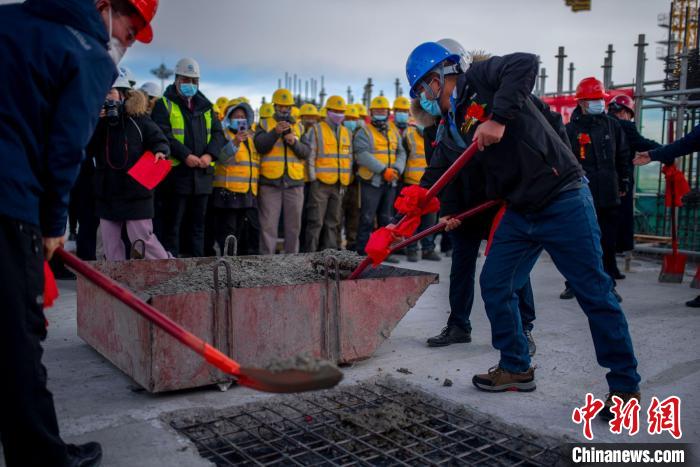 青藏鐵路西格段提質(zhì)項目德令哈站主體結(jié)構(gòu)封頂