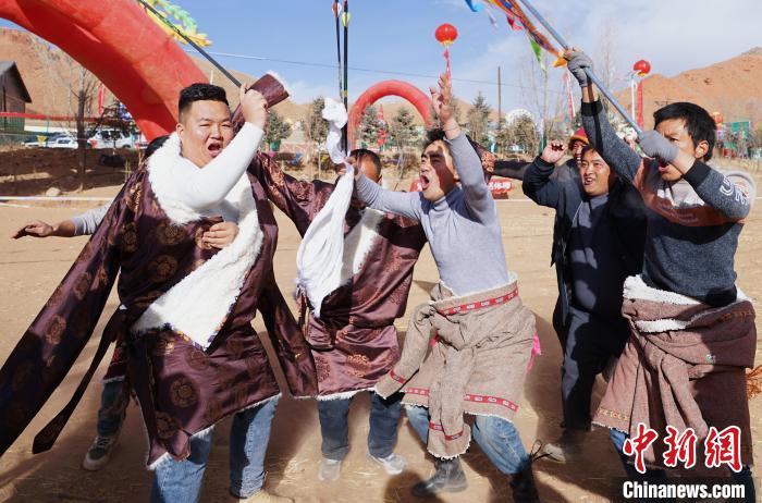 圖為藏族民眾跺腳歡呼慶祝弓箭手射中靶心。　馬銘言 攝