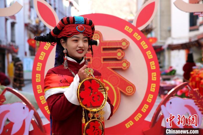 身著嘉絨藏族服飾的丹巴女孩送祝福。　吉靜 攝