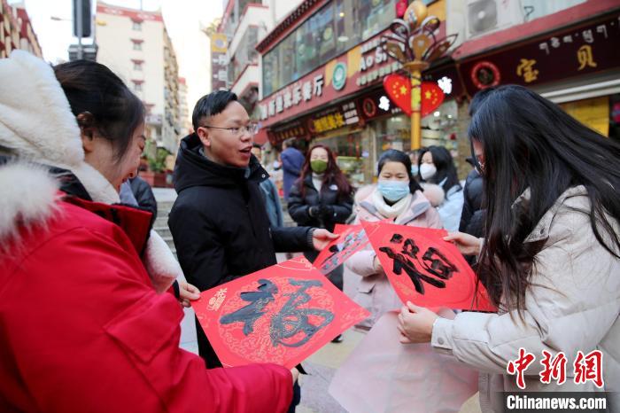 街頭市民收到送的“福”字?！±钣腊?攝