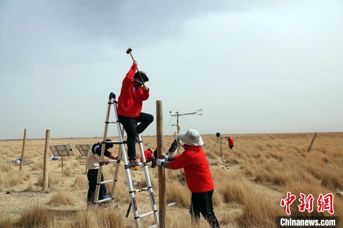 格爾木濕地站建設(shè)過程中，第二次青藏科考中科院空天院分隊隊員揮錘安裝防護欄。　<a target='_blank' href='/'><p  align=