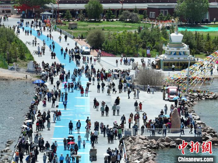 圖為航拍青海湖二郎劍景區(qū)游客眾多?！∑钤鲚?攝