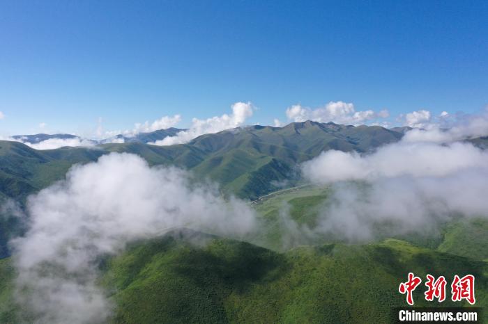 航拍賽來塘鎮(zhèn)山間云霧繚繞。　馬銘言 攝